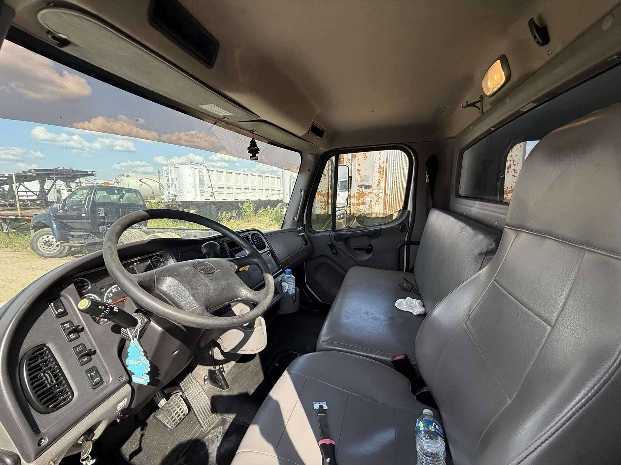 2022 Freightliner M2 image 6