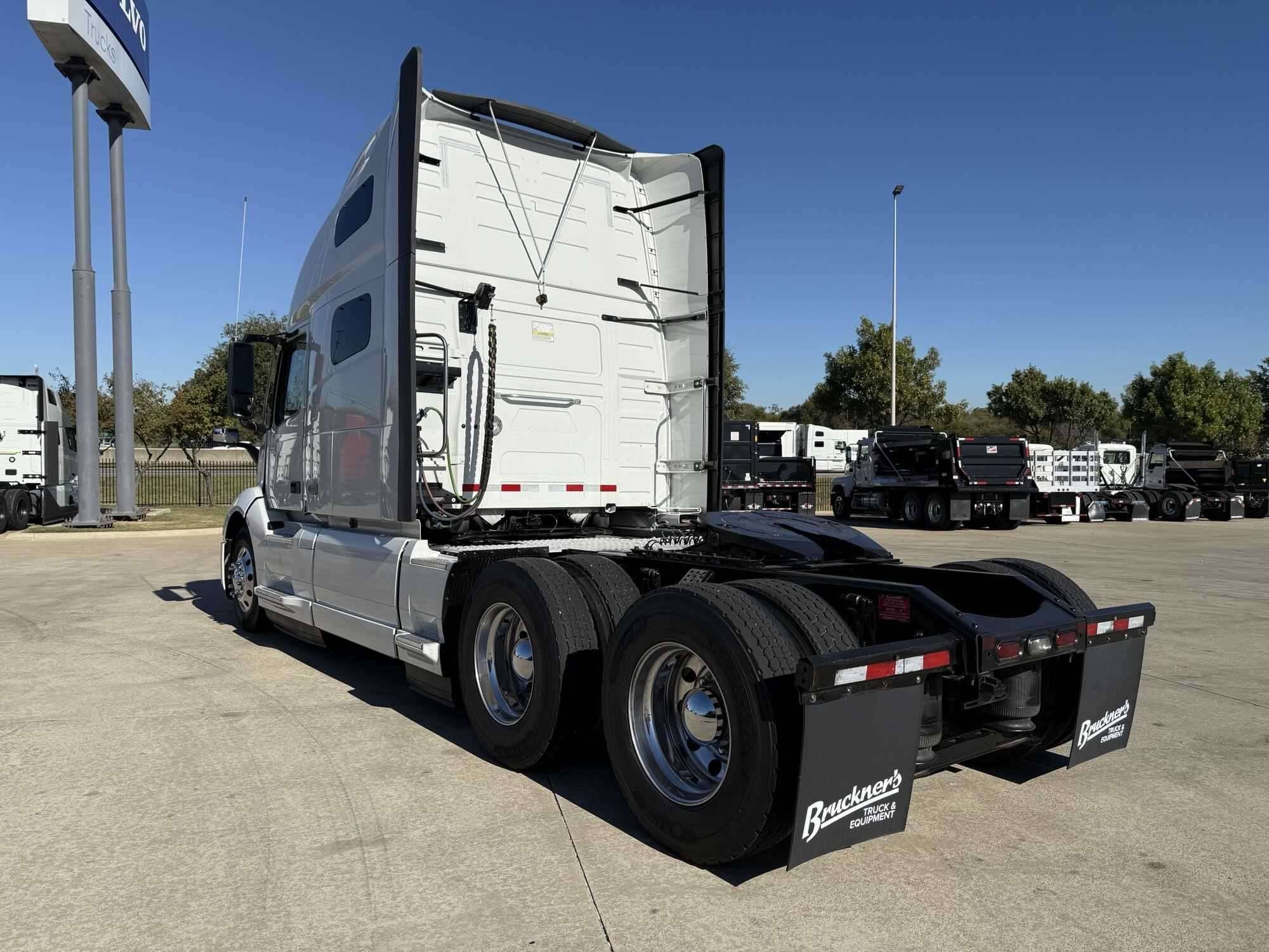 2023 Volvo VNL64T760 image 4