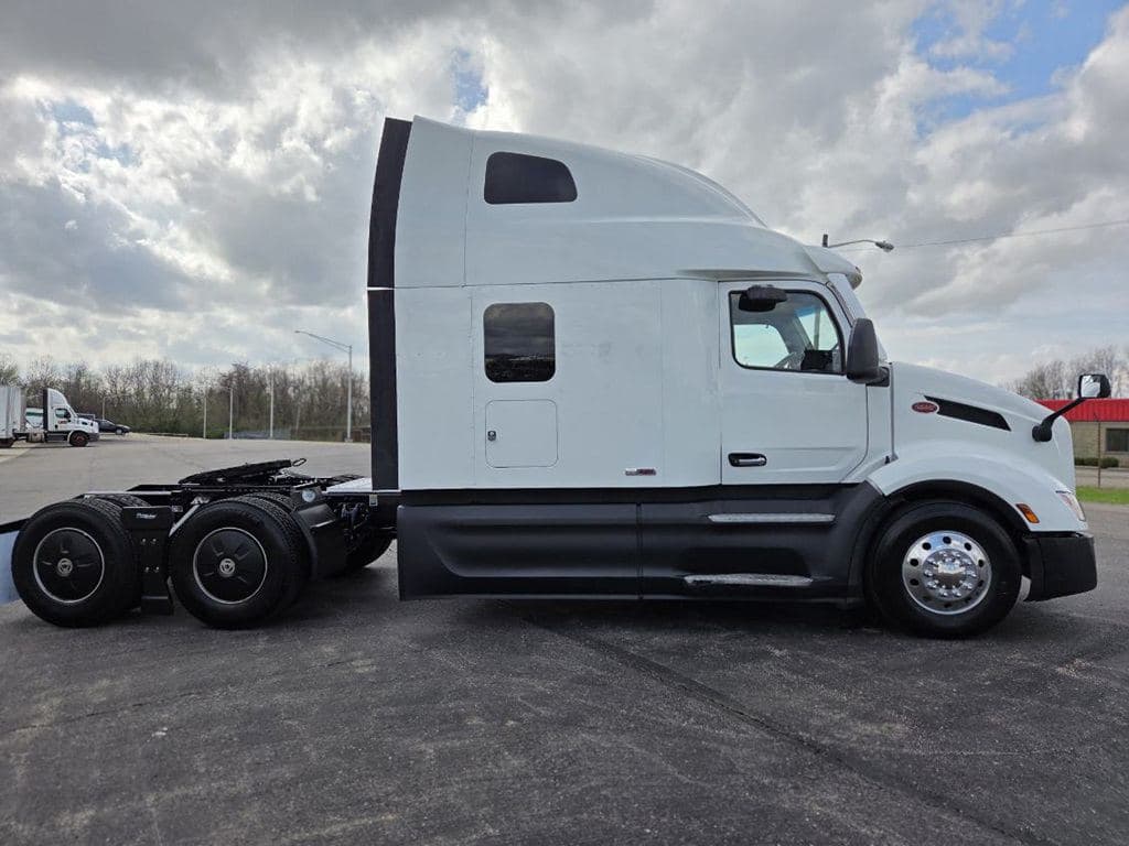 Used 2023 PETERBILT 579 image 4