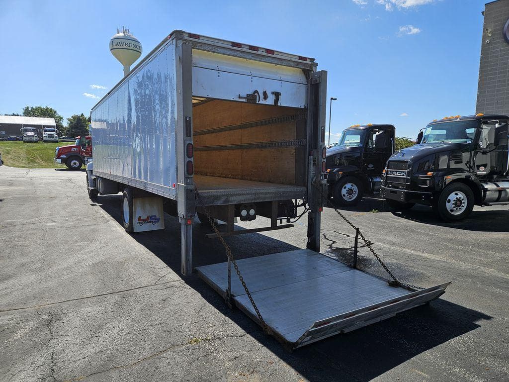 2019 Hino 338 image 3