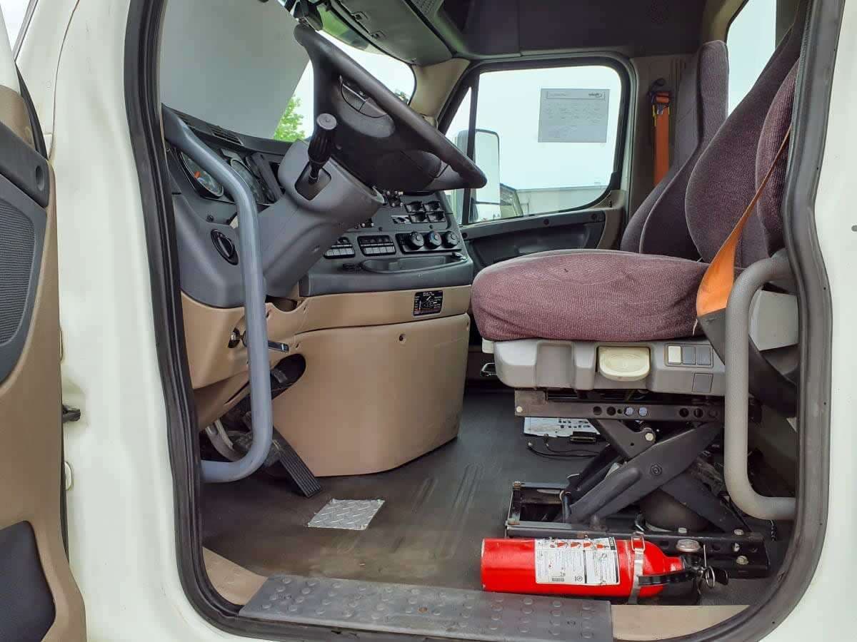 Used 2018 FREIGHTLINER Conventional - Day Cab - CASCADIA 113 image 4