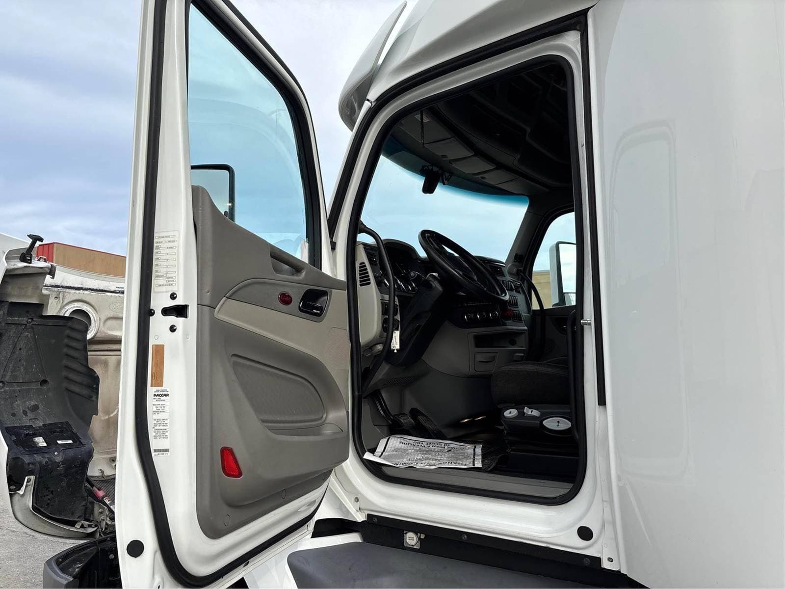 2021 Peterbilt 579 image 3
