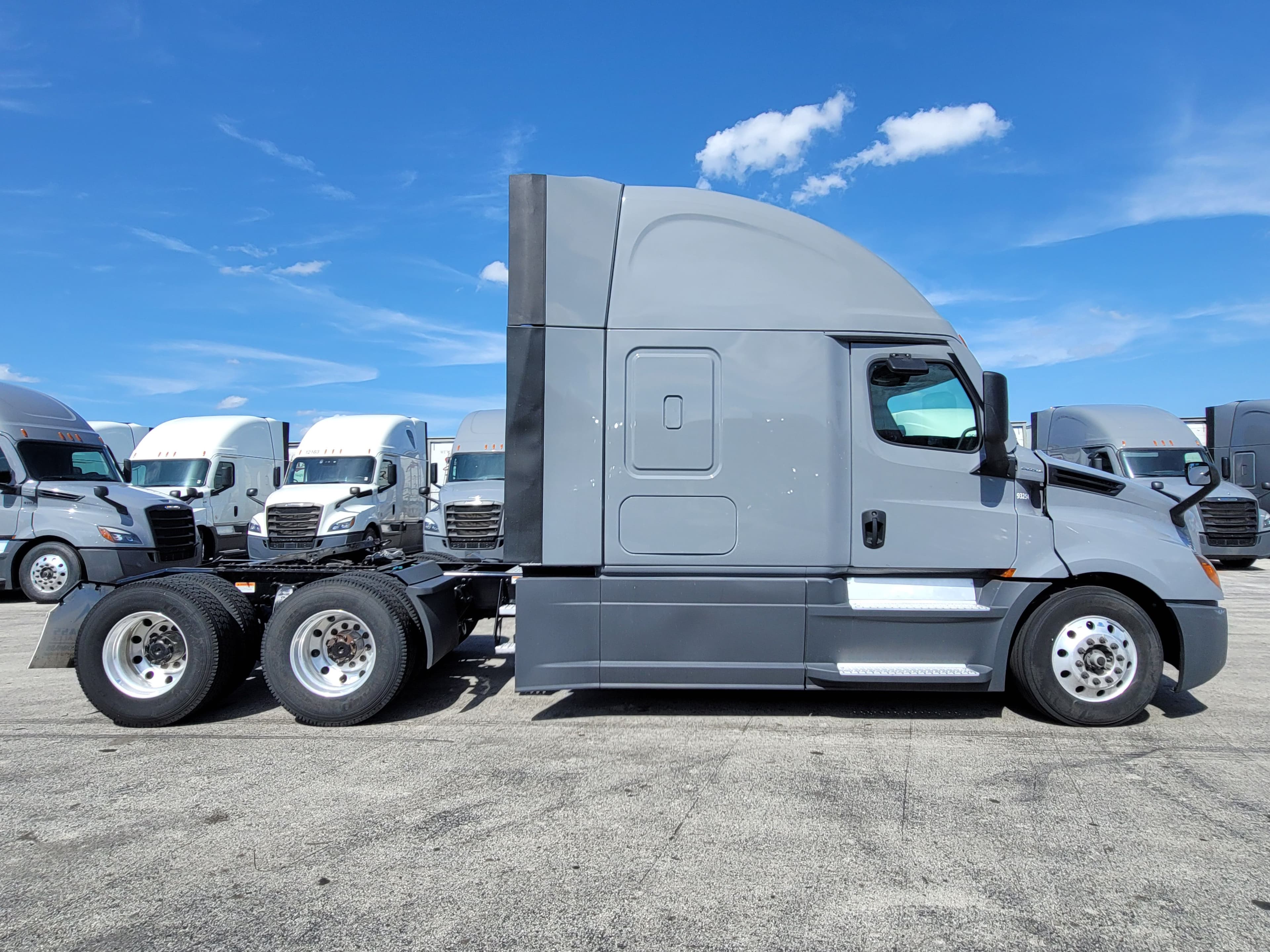 2023 Freightliner Cascadia 126 image 4
