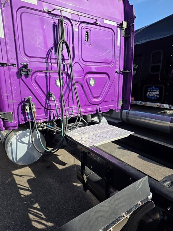 2018 FREIGHTLINER CASCADIA 125 TNHC8589LAK Web image 6