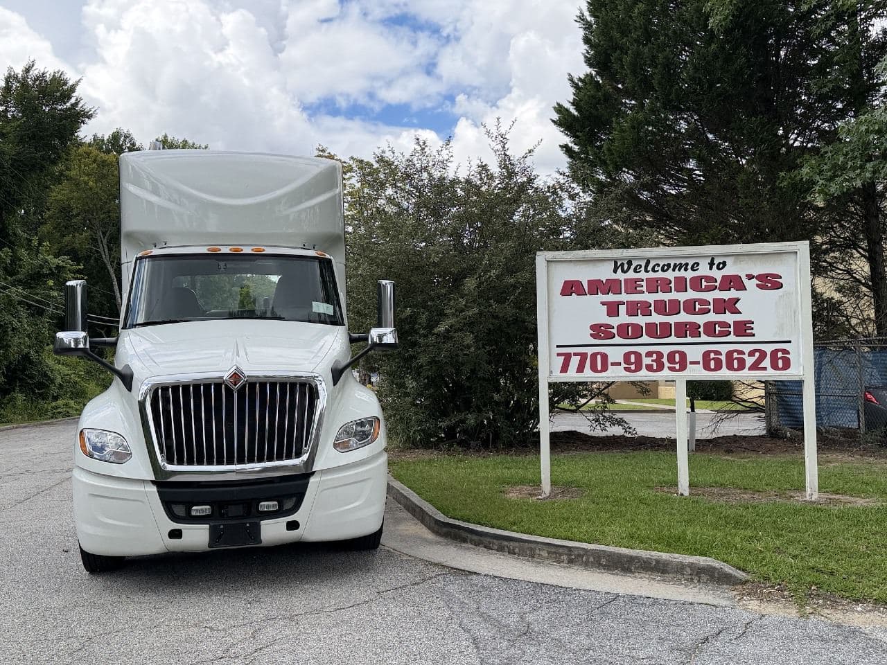 2019 International LT625 image 8