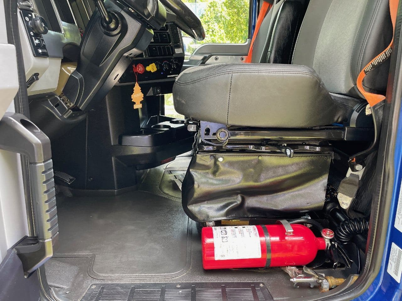 2019 Mack Anthem image 17