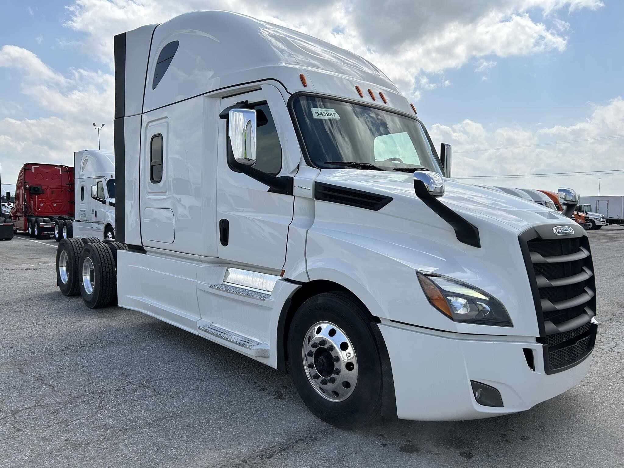 2023 Freightliner Cascadia image 3