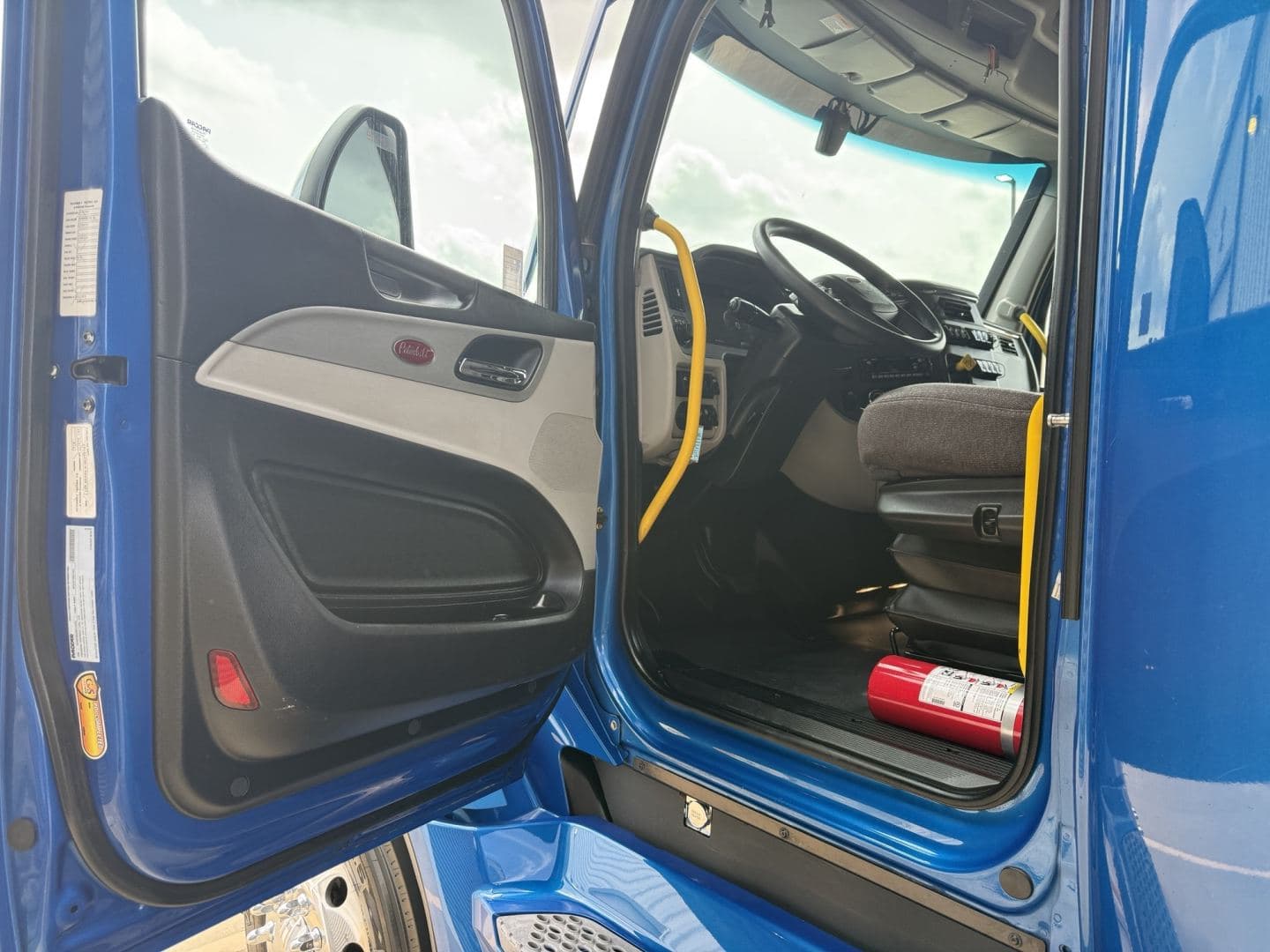 2022 Peterbilt 579 image 9