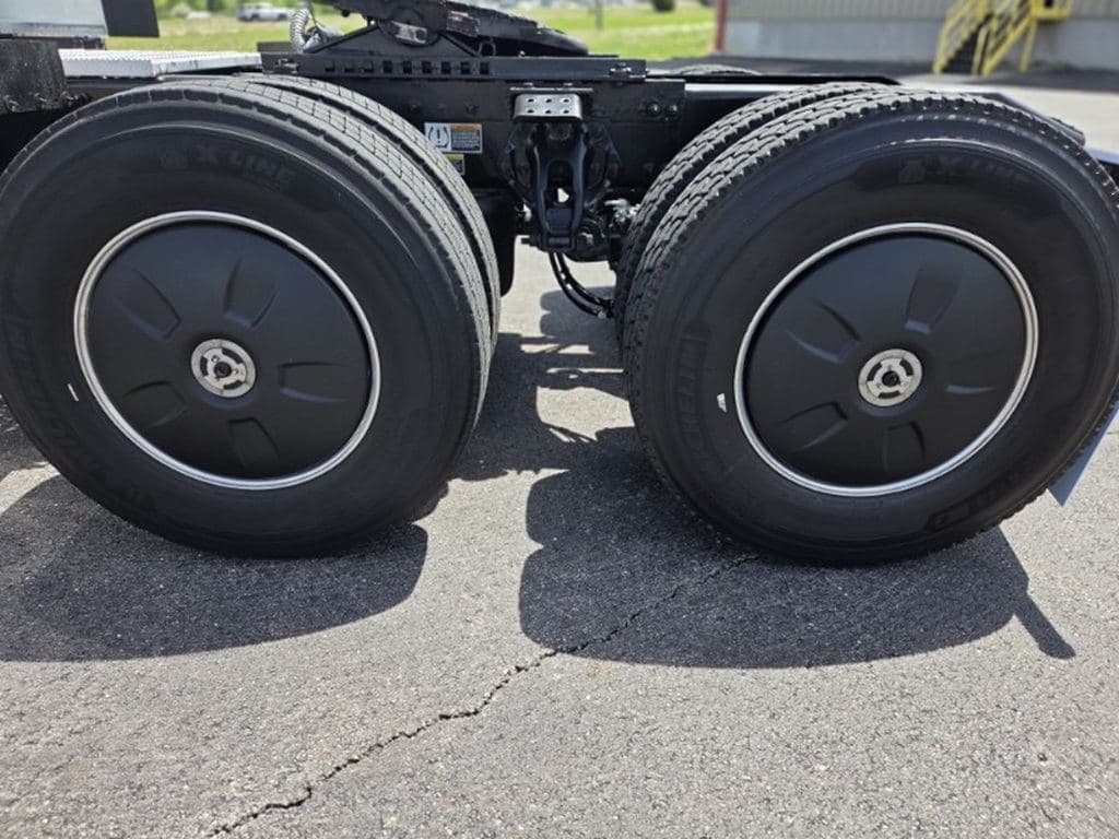 Used 2023 PETERBILT 579 image 4