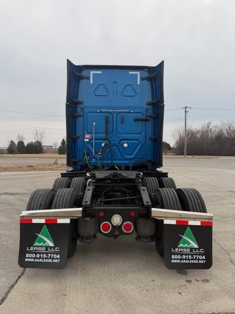 2023 Freightliner Cascadia image 11