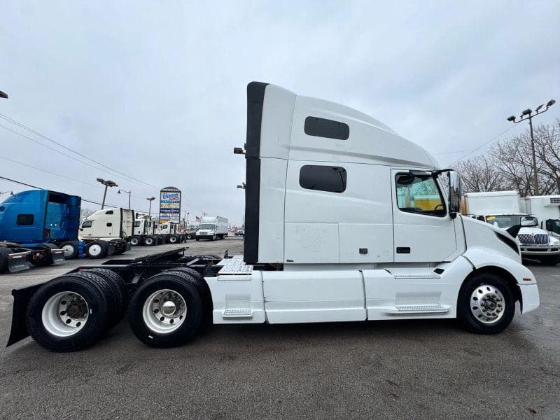 2020 Volvo VNL image 14