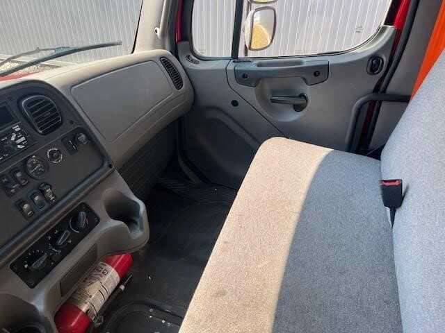2021 Freightliner M2 image 3