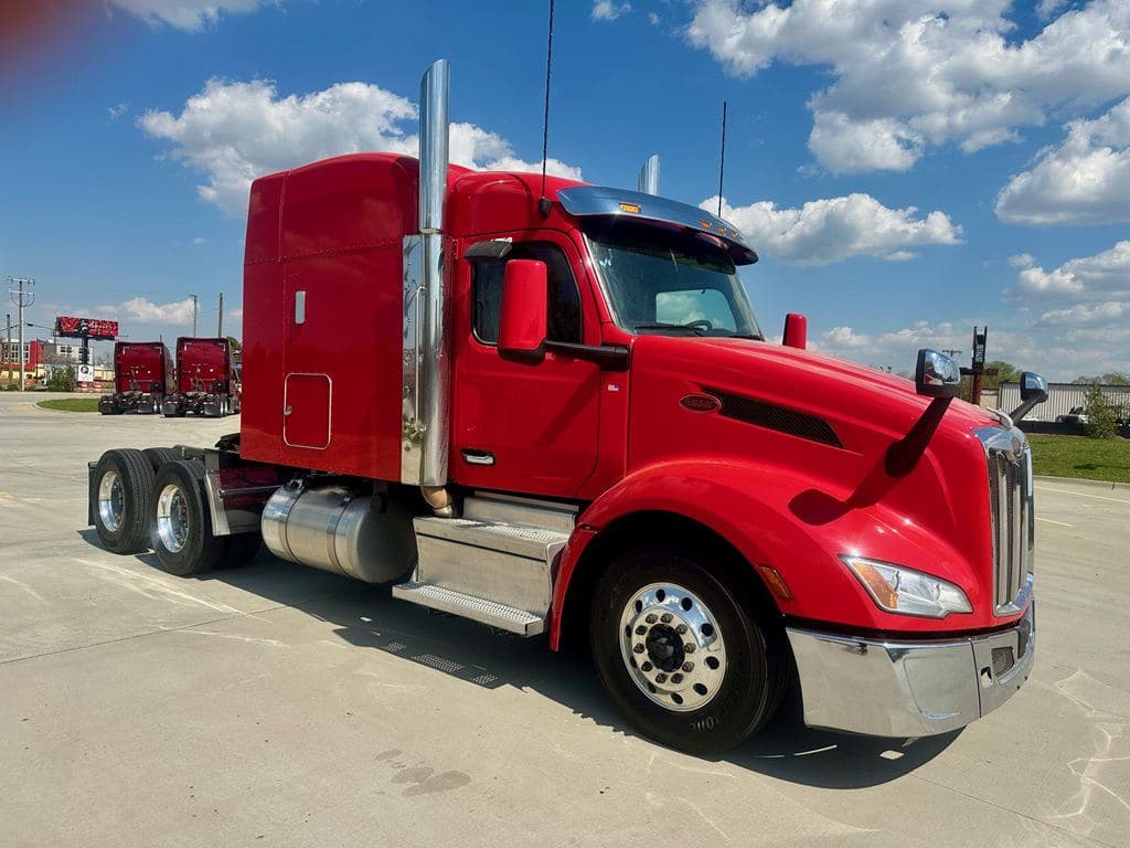 Used 2023 PETERBILT 579 image 1