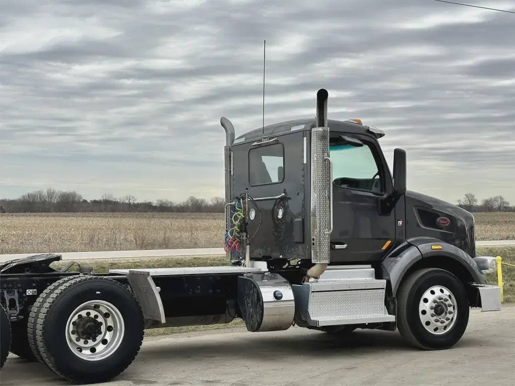 2022 Peterbilt 567 image 2