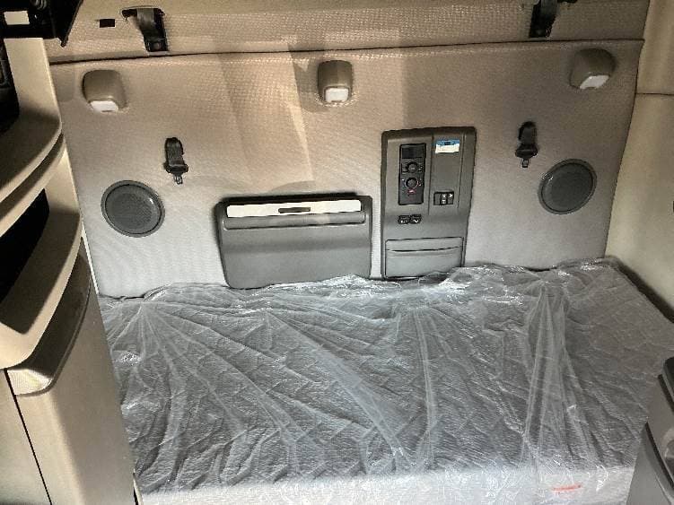 2022 Volvo VNL image 9