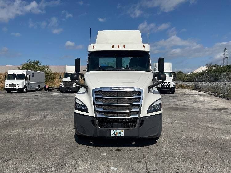 2018 Freightliner Cascadia image 3