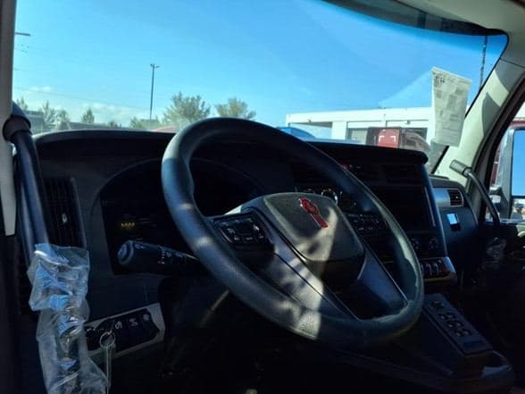 2025 Kenworth T880 image 16