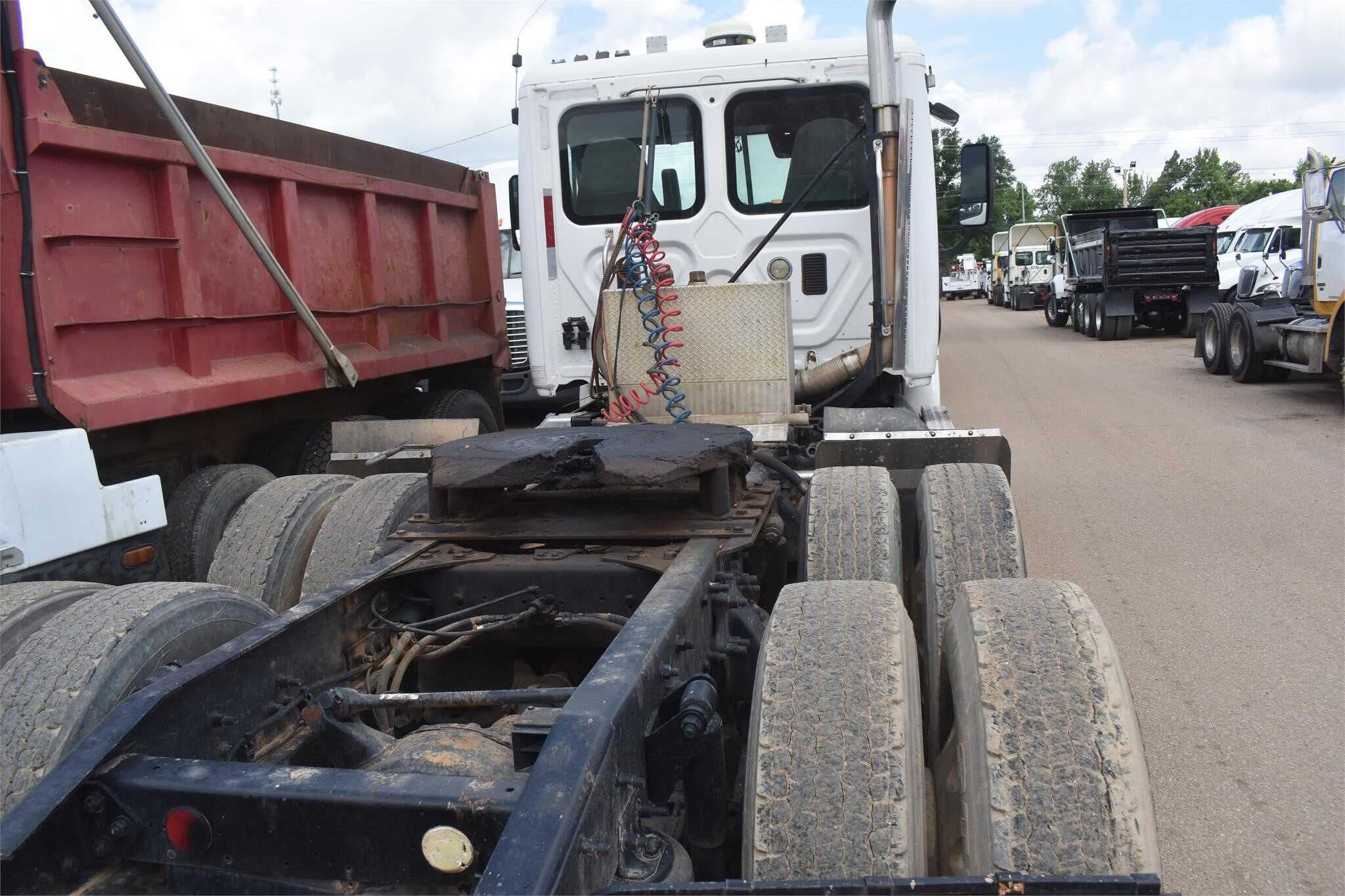2013 Freightliner Cascadia 113 image 3