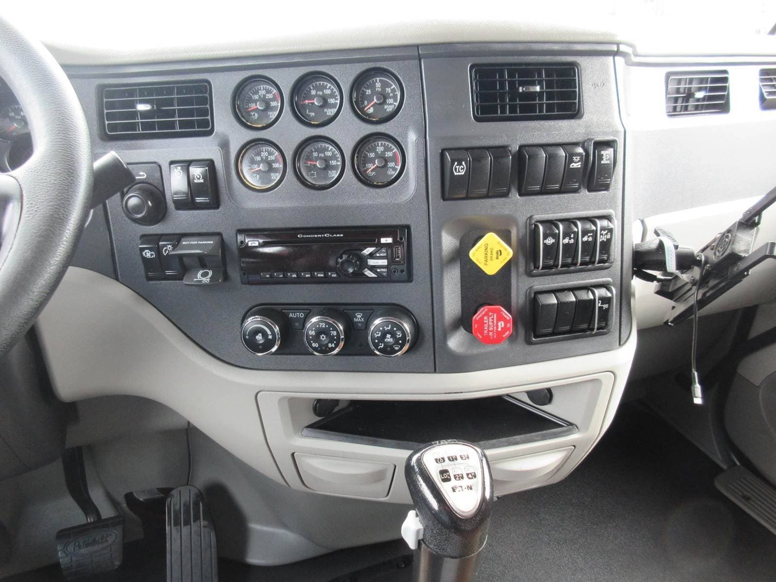 2020 Peterbilt 567 image 18