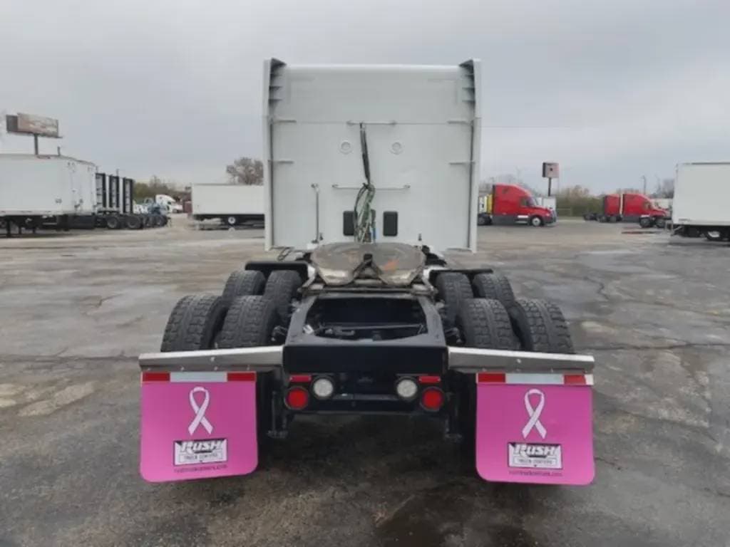 2022 Peterbilt 579 image 2