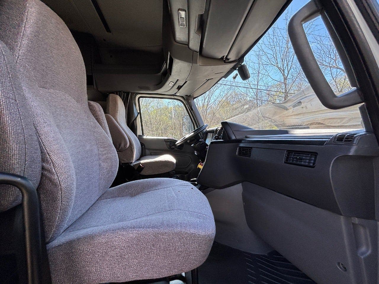 2018 International LT625 image 28