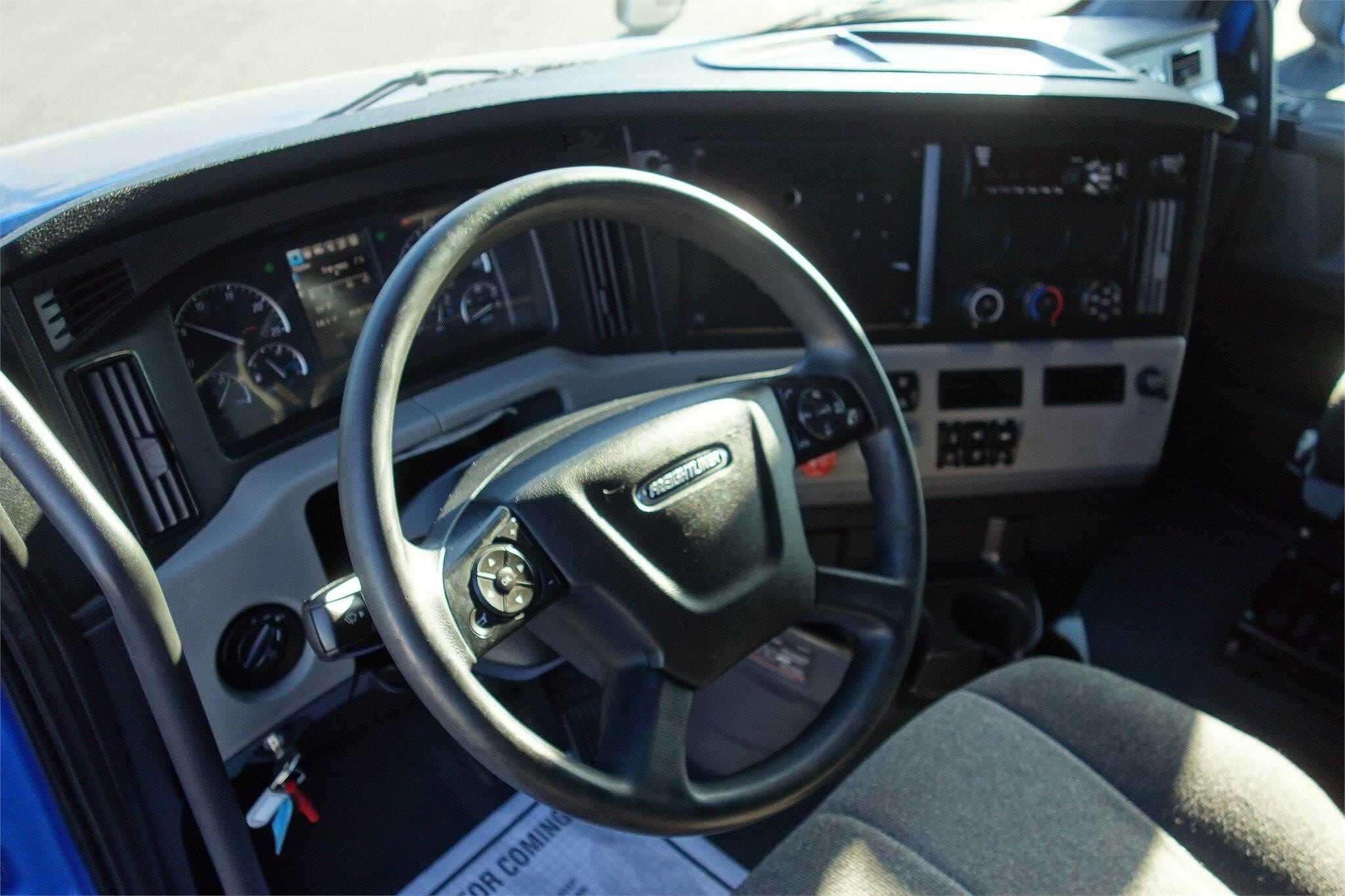 2020 Freightliner Cascadia image 3