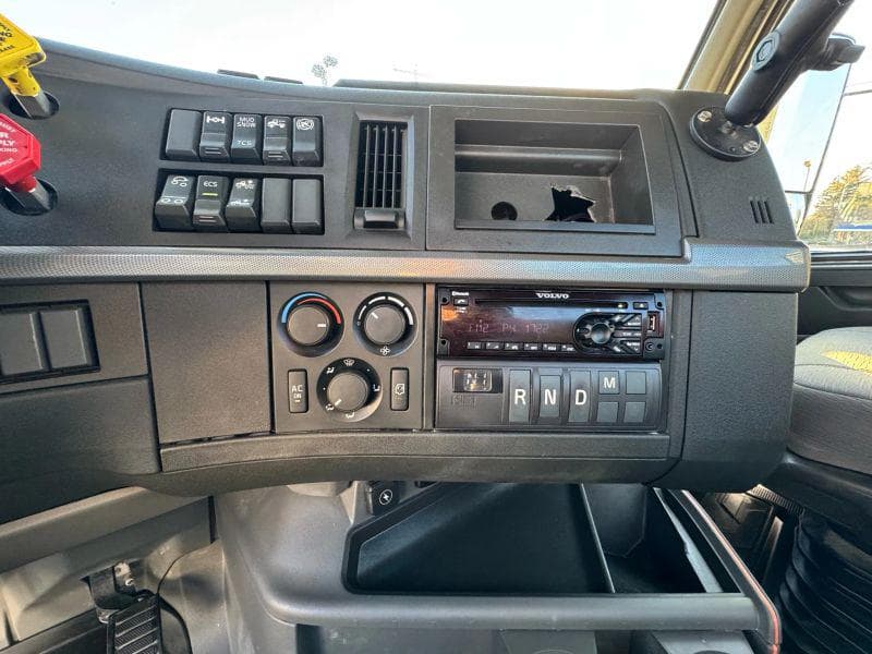 2020 Volvo VNL image 20