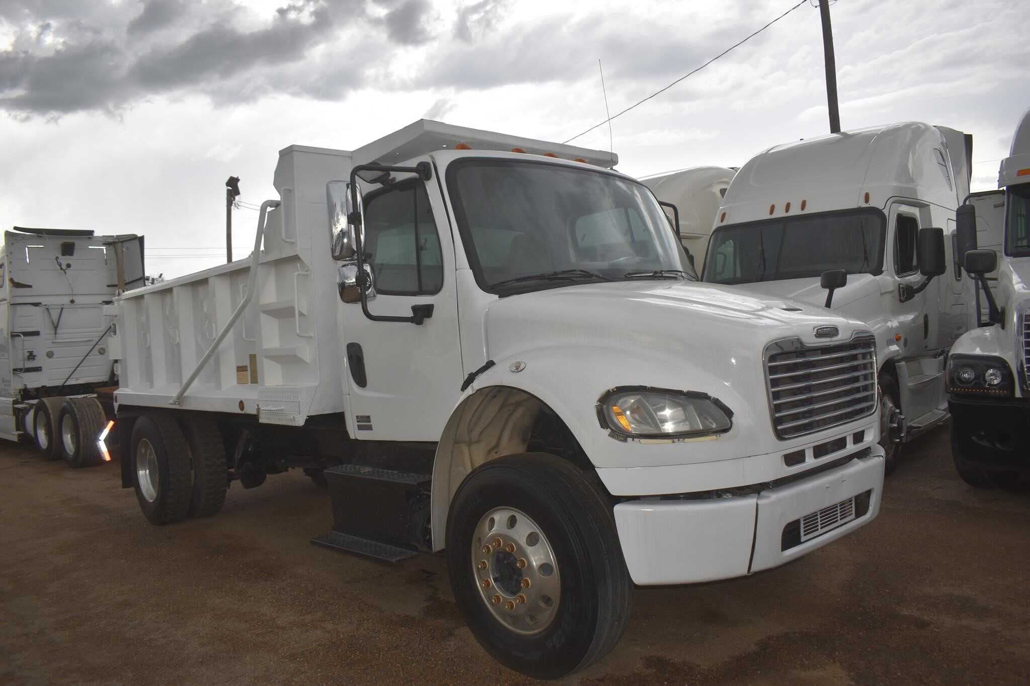 2013 Freightliner M2 106 image 4