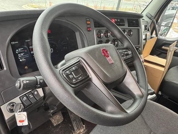 2025 Kenworth T880 image 11
