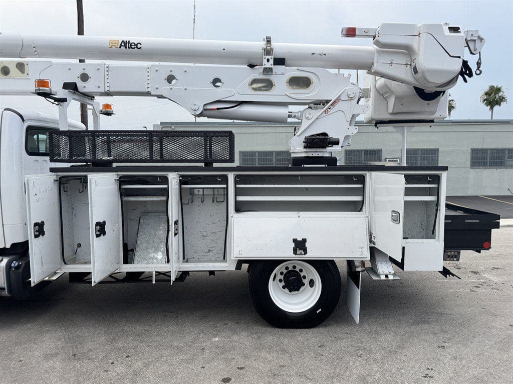 2018 Freightliner M2-106 image 22