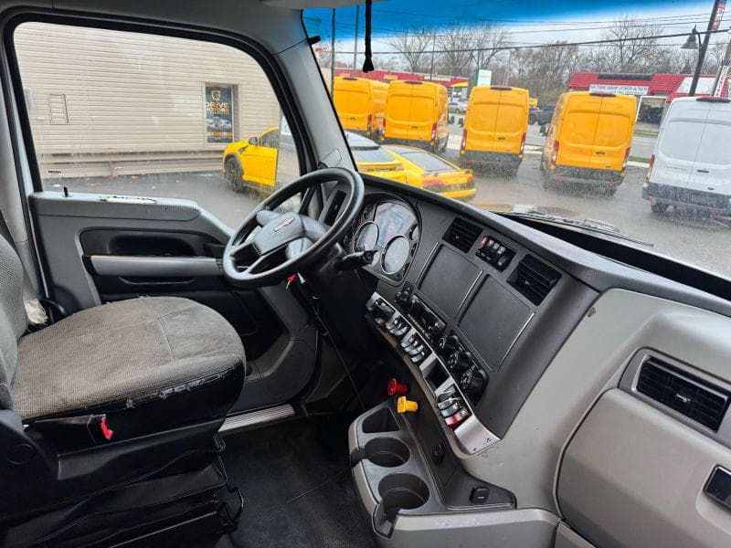 2021 Kenworth T600 image 28