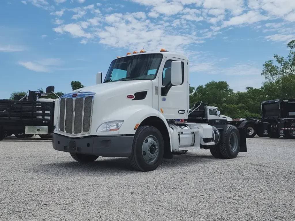 2022 Peterbilt 579 image 1