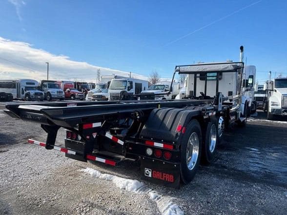 2025 Kenworth T880 image 3