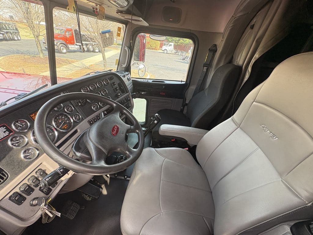Used 2021 PETERBILT 389 image 10