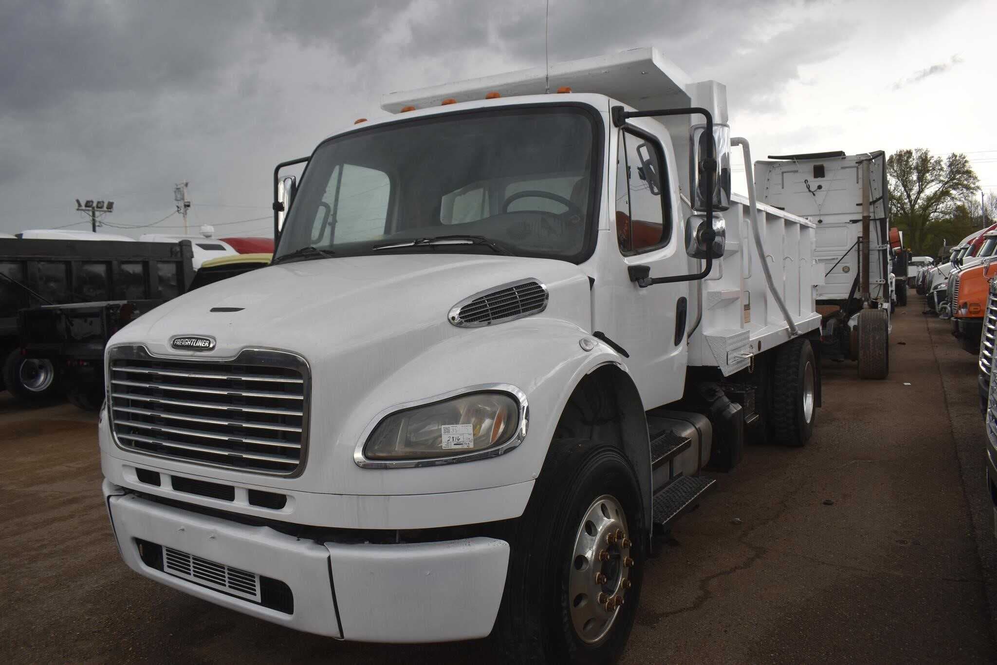 2013 Freightliner M2 106 image 3