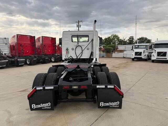 2020 Volvo VNR image 6