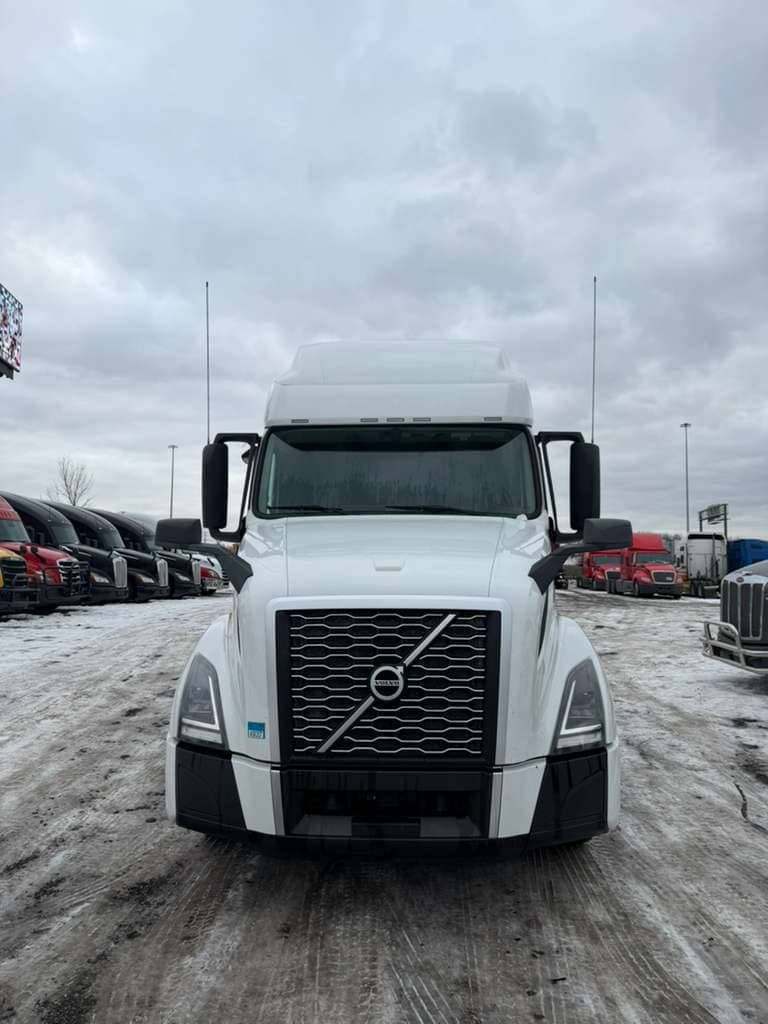 2022 Volvo VNL image 10