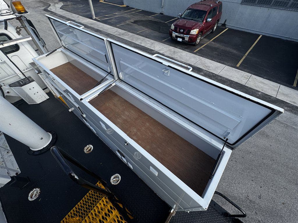 2017 Freightliner M2-106 image 31