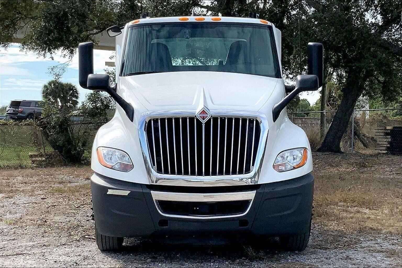 2021 International LT625 image 2