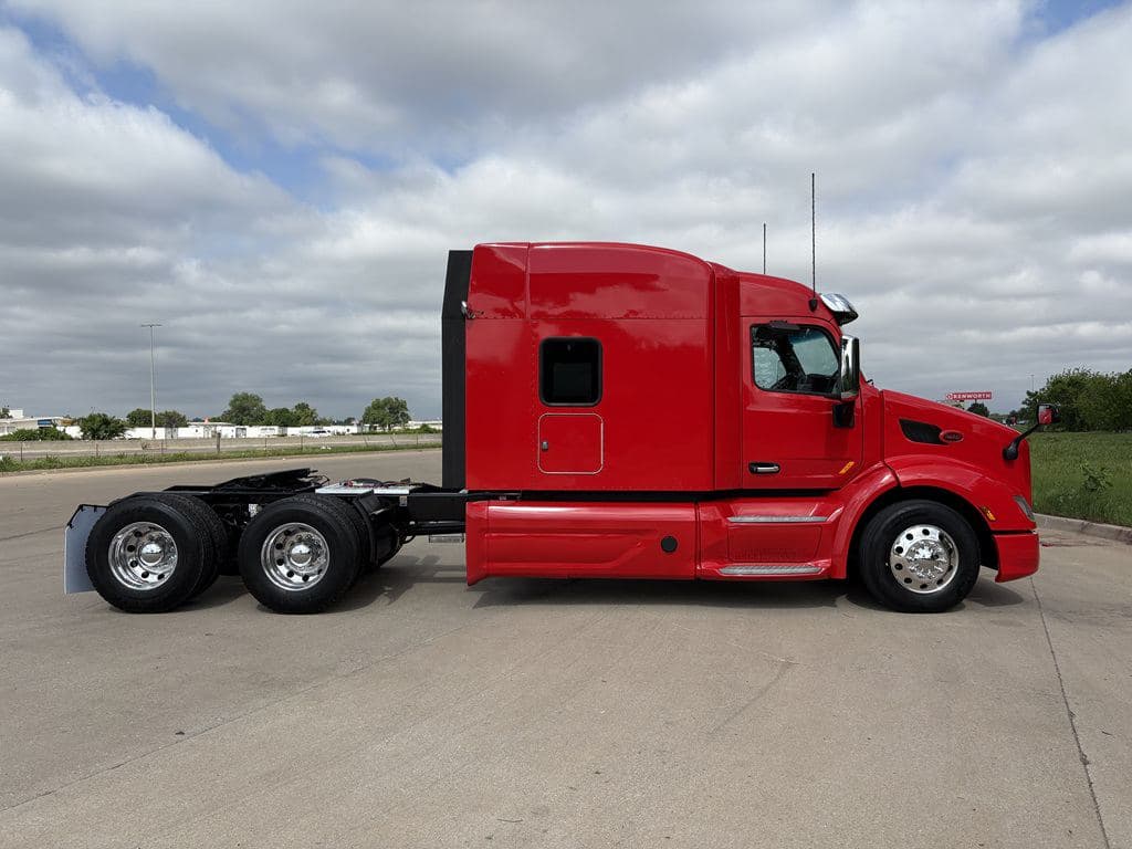 Used 2022 PETERBILT 579 image 8