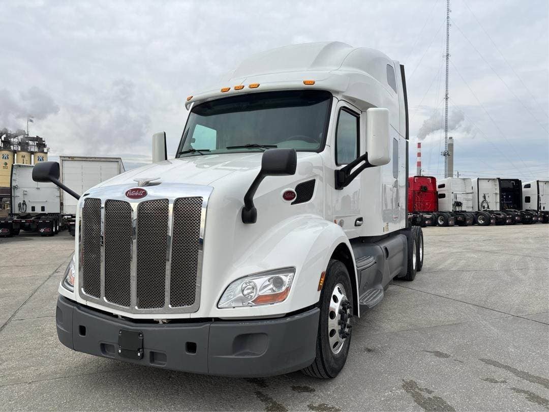 2021 Peterbilt 579 image 1