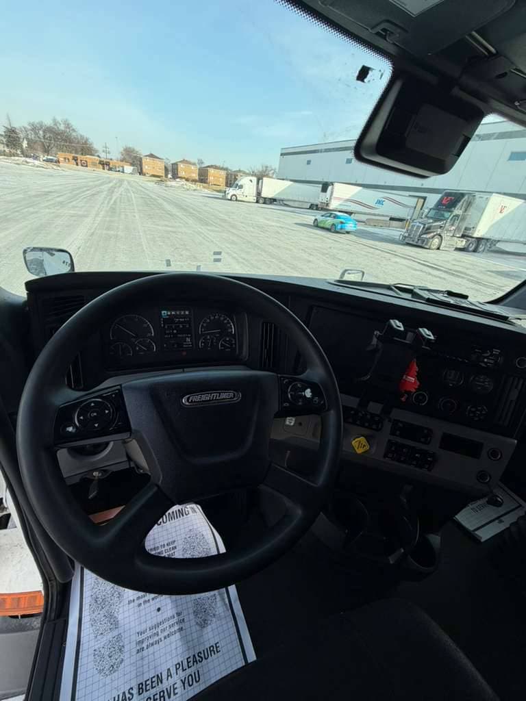2021 Freightliner Cascadia image 12