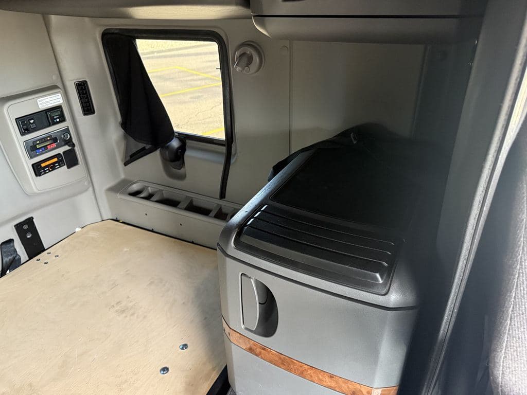 Used 2021 INTERNATIONAL LT625 image 12