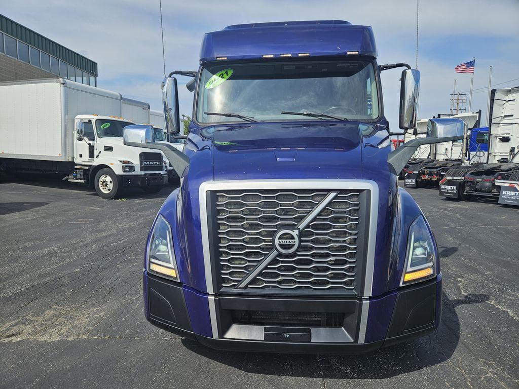 2021 Volvo VNL64T740 image 8