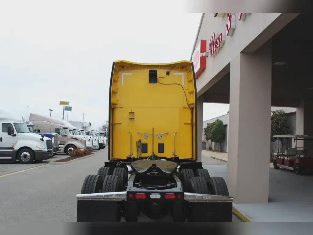 2022 Peterbilt 579 image 3