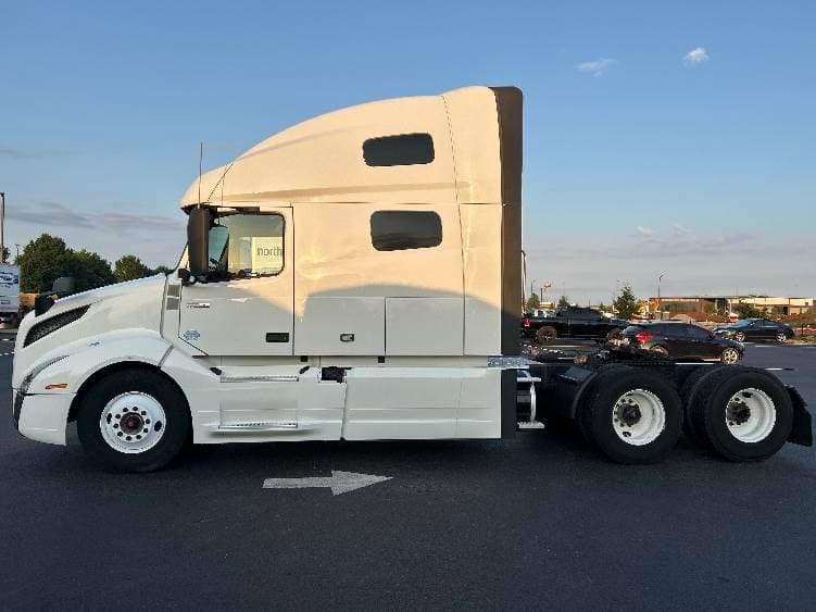 2022 Volvo VNL image 4