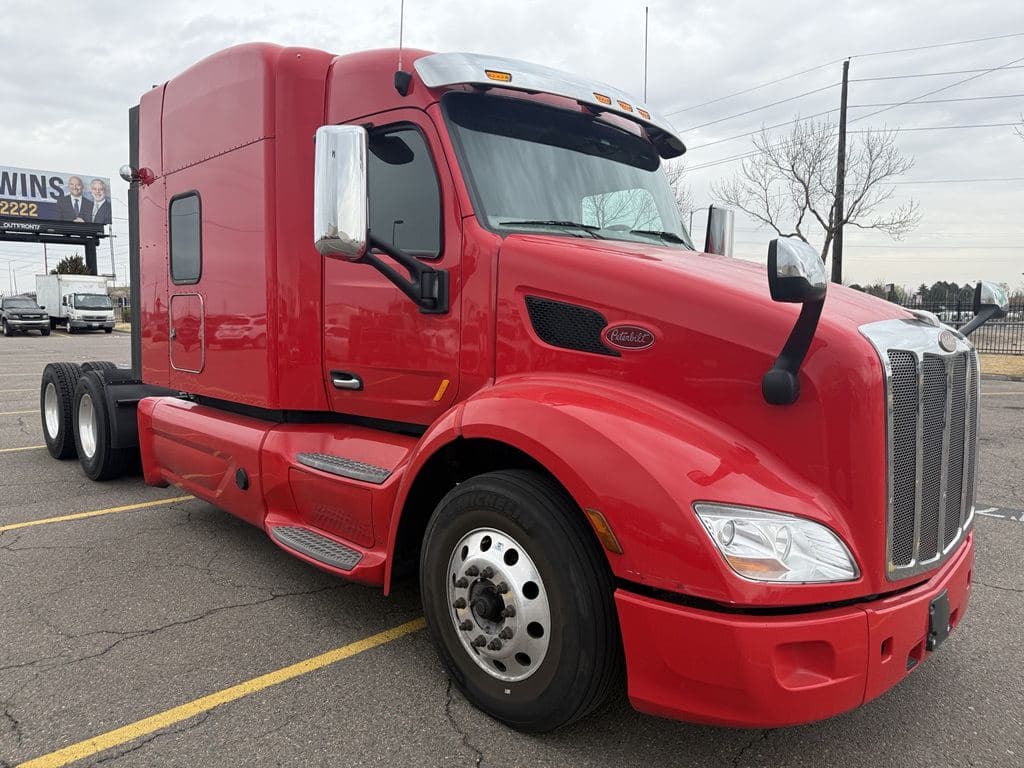Used 2022 PETERBILT 579 image 1