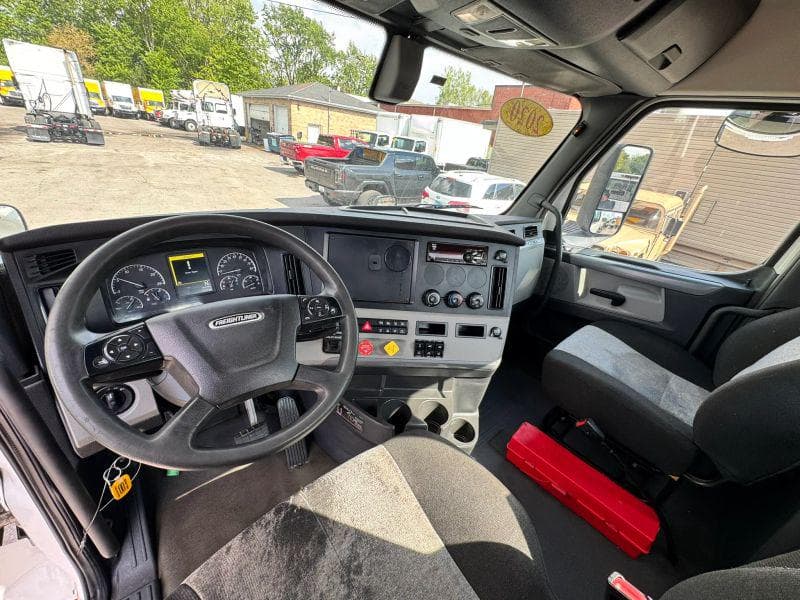 2020 Freightliner Cascadia image 14