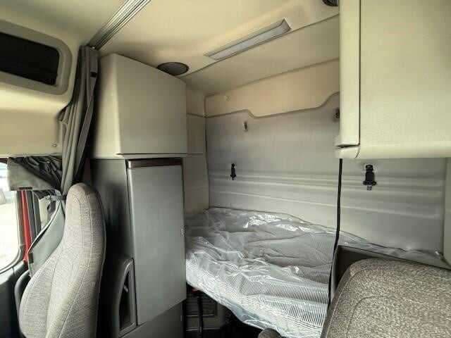 2018 Volvo VNR image 2