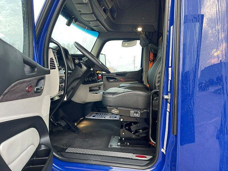 2023 Peterbilt 579 image 7
